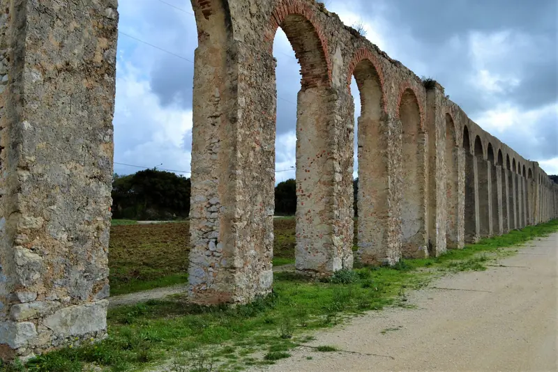 Arcos do aqueduto de Óbidos, do século XVI