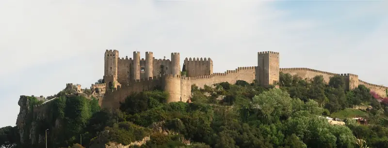 Castelo e muralha de Óbidos vistos de fora da vila, do lado poente, ao fim da tarde