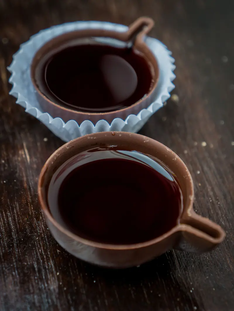Ginja de Óbidos servida em copos de chocolate