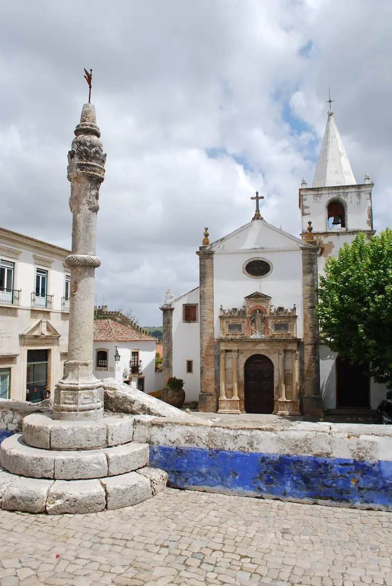 Pelourinho de Óbidos com o camaroeiro da rainha D. Leonor, em frente à Igreja de Santa Maria