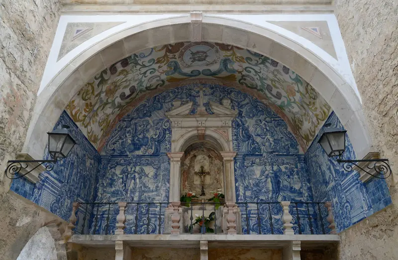 Azulejos azuis e brancos do século XVIII no interior da Porta da Vila de Óbidos
